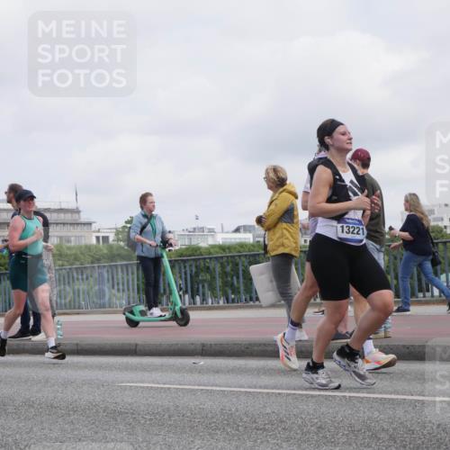 29.06.2025 - hella hamburg halbmarathon Luisa Fischer http://msf.ph/oto/8501549 29.06.2025 10:08:33 Kennedybrücke 18617, 13221, 1863, 2298, 4014, 4220, 4782, 5073, 6059, 8727, 8999, 9007, 9019, 9075, 9361, 9559, 9680, 10694 meine-sportfotos.de