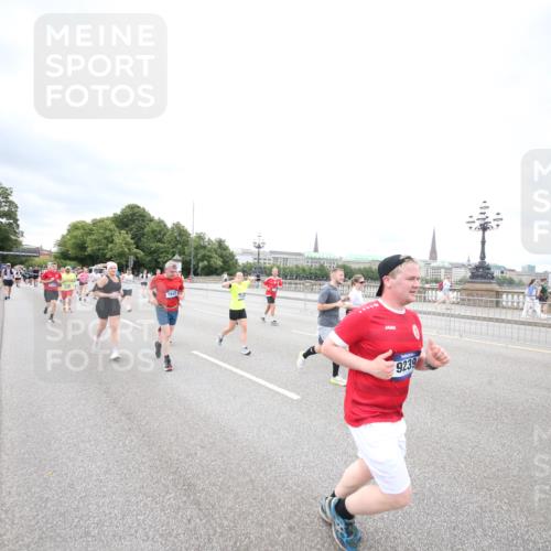 29.06.2025 - hella hamburg halbmarathon Jannik Wohlers http://msf.ph/oto/8501554 29.06.2025 10:58:02 Lombardsbrücke 1001, 1646, 1845, 2043, 2449, 3540, 3868, 4117, 5159, 5655, 5732, 5988, 6010, 6825, 7617, 7664, 7870, 7933, 8076, 8701, 9123, 9225, 9239, 9636, 9889, 10462, 10473, 10498, 11708, 12023, 12024, 12310, 12433, 12968, 13226, 13355, 13356, 13469, 13547, 13855, 14584, 14935, 15926, 16048, 16408, 16561, 16878, 16998, 17227, 17228, 17480, 18822, 19183 meine-sportfotos.de
