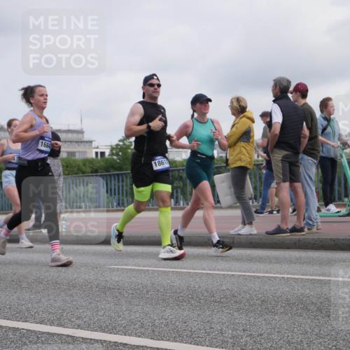 29.06.2025 - hella hamburg halbmarathon Luisa Fischer http://msf.ph/oto/8501556 29.06.2025 10:08:34 Kennedybrücke 9075, 16847, 18617, 1863, 2298, 4014, 4220, 4782, 5073, 6059, 8727, 8999, 9007, 9019, 9075, 9361, 9559 meine-sportfotos.de