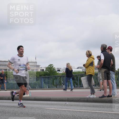 29.06.2025 - hella hamburg halbmarathon Luisa Fischer http://msf.ph/oto/8501572 29.06.2025 10:08:36 Kennedybrücke 19034, 4014, 4220, 4782, 4868, 5073, 8727, 9019, 9075, 9361, 9559, 9736, 9737 meine-sportfotos.de