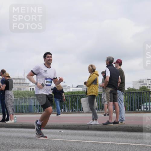29.06.2025 - hella hamburg halbmarathon Luisa Fischer http://msf.ph/oto/8501577 29.06.2025 10:08:36 Kennedybrücke 19034, 4014, 4220, 4782, 4868, 5073, 8727, 9019, 9075, 9361, 9559, 9736, 9737 meine-sportfotos.de