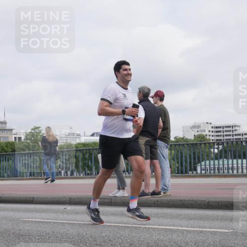 29.06.2025 - hella hamburg halbmarathon Luisa Fischer http://msf.ph/oto/8501581 29.06.2025 10:08:37 Kennedybrücke 4014, 4220, 4782, 4868, 5073, 8727, 9075, 9361, 9559, 9736, 9737, 9738 meine-sportfotos.de