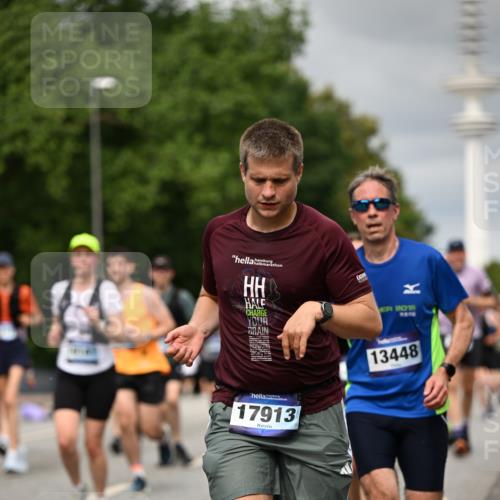 29.06.2025 - hella hamburg halbmarathon Dr. Thomas Lammeyer http://msf.ph/oto/8501585 29.06.2025 10:25:11 Kennedybrücke 1028, 1266, 1658, 2101, 2325, 2383, 2923, 2986, 3161, 3247, 3434, 3781, 3813, 4082, 4350, 5041, 5625, 5767, 5811, 5812, 6275, 6308, 6608, 6844, 7018, 7608, 8113, 8146, 8724, 8726, 8844, 8940, 9005, 9100, 9236, 9501, 9981, 10050, 10350, 10585, 10602, 11145 meine-sportfotos.de