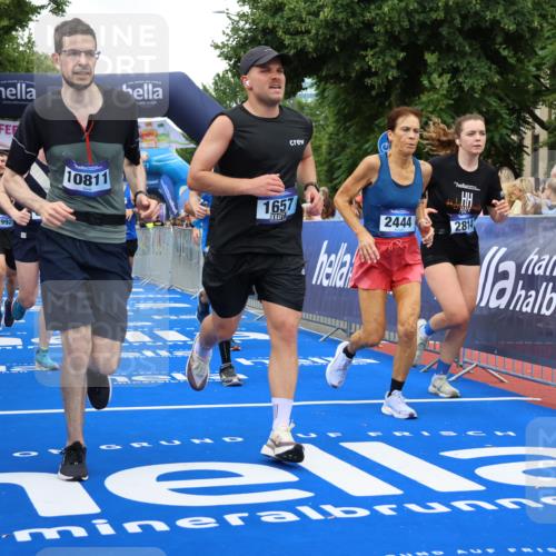 29.06.2025 - hella hamburg halbmarathon Strokosch-Dieckow http://msf.ph/oto/8501636 29.06.2025 10:52:51 Ziel 1257, 1258, 1657, 2099, 2444, 2814, 2910, 4557, 4558, 4770, 5077, 5169, 5194, 5907, 8139, 8172, 8720, 8955, 9065, 9163, 10724, 10811, 11217, 11992, 12519, 14198, 14286, 14791, 14805, 15430, 17198, 18331, 18720, 19244 meine-sportfotos.de