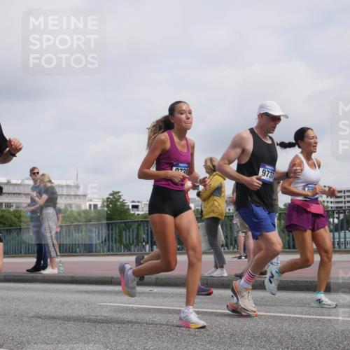 29.06.2025 - hella hamburg halbmarathon Luisa Fischer http://msf.ph/oto/8501656 29.06.2025 10:08:47 Kennedybrücke 555555, 15113, 728, 9737, 2288, 3461, 4868, 7138, 9339, 9736, 9737, 9738, 10343 meine-sportfotos.de
