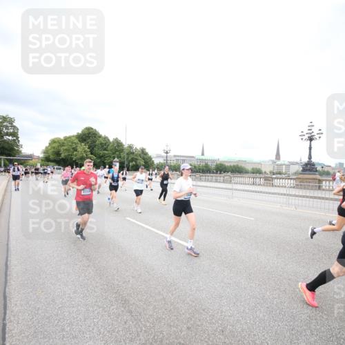 29.06.2025 - hella hamburg halbmarathon Jannik Wohlers http://msf.ph/oto/8501660 29.06.2025 10:58:04 Lombardsbrücke 1001, 1326, 1646, 1845, 2043, 2449, 3540, 3868, 5159, 5655, 5732, 5988, 6010, 6927, 7617, 7664, 7870, 7933, 8076, 8592, 8701, 9123, 9225, 9239, 9636, 9889, 10473, 10498, 11708, 12023, 12024, 12310, 12433, 12968, 13226, 13355, 13356, 13547, 13855, 14584, 14935, 15926, 16048, 16104, 16408, 16561, 16878, 16906, 16998, 17036, 17227, 17228, 17480, 18822, 19183 meine-sportfotos.de