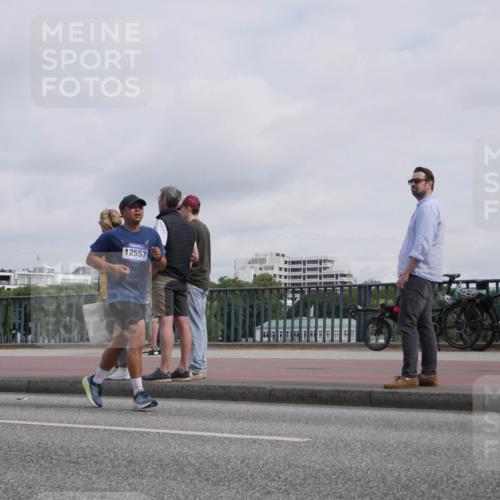 29.06.2025 - hella hamburg halbmarathon Luisa Fischer http://msf.ph/oto/8501671 29.06.2025 10:08:48 Kennedybrücke 12557, 2288, 3461, 4868, 7138, 7302, 9339, 9736, 9737, 9738, 10343 meine-sportfotos.de
