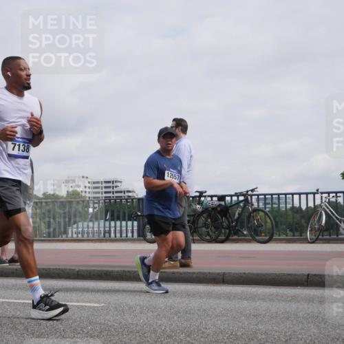 29.06.2025 - hella hamburg halbmarathon Luisa Fischer http://msf.ph/oto/8501676 29.06.2025 10:08:49 Kennedybrücke 7138, 12557, 2288, 3461, 7138, 7302, 9339, 9737, 9738, 10343, 10791 meine-sportfotos.de