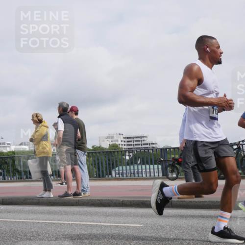29.06.2025 - hella hamburg halbmarathon Luisa Fischer http://msf.ph/oto/8501680 29.06.2025 10:08:50 Kennedybrücke 713, 12557, 2288, 3461, 5762, 7138, 7302, 9339, 9738, 10343, 10791 meine-sportfotos.de