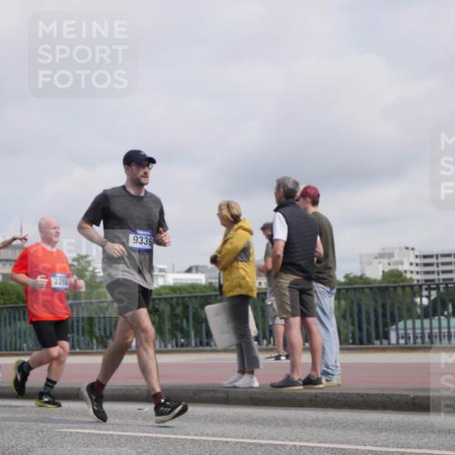 29.06.2025 - hella hamburg halbmarathon Luisa Fischer http://msf.ph/oto/8501683 29.06.2025 10:08:50 Kennedybrücke 2288, 9339, 2288, 3461, 5762, 7138, 7302, 9339, 9738, 10343, 10791 meine-sportfotos.de
