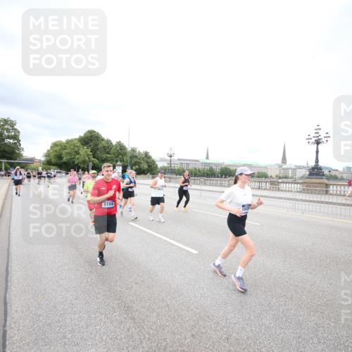 29.06.2025 - hella hamburg halbmarathon Jannik Wohlers http://msf.ph/oto/8501685 29.06.2025 10:58:04 Lombardsbrücke 1001, 1326, 1646, 1845, 2043, 2449, 3540, 3868, 5159, 5655, 5732, 5988, 6010, 6927, 7617, 7664, 7870, 7933, 8076, 8592, 8701, 9123, 9225, 9239, 9636, 9889, 10473, 10498, 11708, 12023, 12024, 12310, 12433, 12968, 13226, 13355, 13356, 13547, 13855, 14584, 14935, 15926, 16048, 16104, 16408, 16561, 16878, 16906, 16998, 17036, 17227, 17228, 17480, 18822, 19183 meine-sportfotos.de