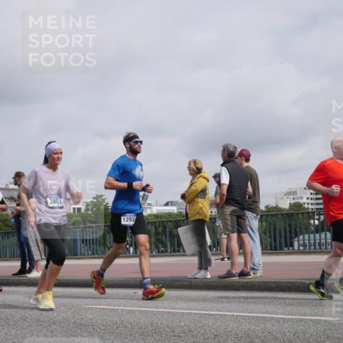 29.06.2025 - hella hamburg halbmarathon Luisa Fischer http://msf.ph/oto/8501693 29.06.2025 10:08:52 Kennedybrücke 3461, 1292, 2288, 3461, 5762, 7302, 9339, 10343, 10791 meine-sportfotos.de