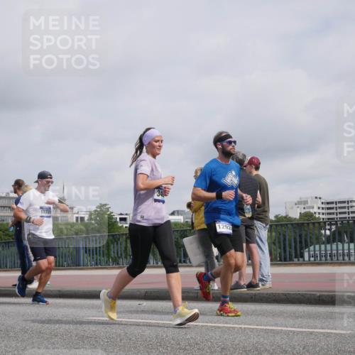 29.06.2025 - hella hamburg halbmarathon Luisa Fischer http://msf.ph/oto/8501697 29.06.2025 10:08:52 Kennedybrücke 7302, 17731, 1292, 2288, 3461, 5762, 7302, 9339, 10343, 10791 meine-sportfotos.de
