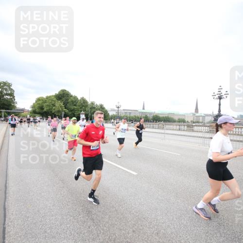 29.06.2025 - hella hamburg halbmarathon Jannik Wohlers http://msf.ph/oto/8501698 29.06.2025 10:58:05 Lombardsbrücke 1326, 1646, 1845, 2449, 3540, 3868, 5159, 5655, 5732, 5988, 6010, 6927, 7617, 7664, 7870, 7933, 8592, 8701, 9123, 9225, 9239, 9636, 9889, 9960, 10473, 10498, 11708, 12023, 12024, 12310, 12433, 12968, 13355, 13356, 13547, 13784, 13855, 14584, 14935, 15926, 16048, 16104, 16408, 16561, 16878, 16906, 16998, 17036, 17227, 17228, 17480, 18822, 19183 meine-sportfotos.de