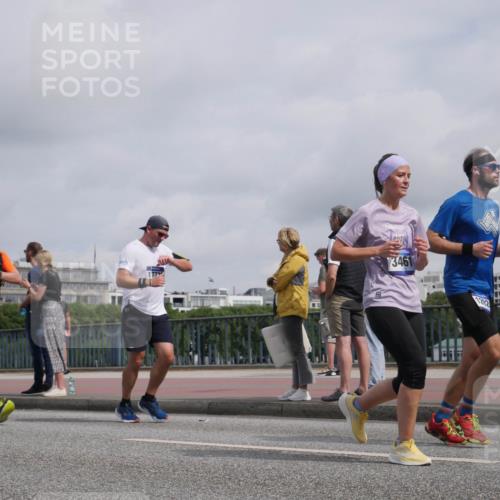 29.06.2025 - hella hamburg halbmarathon Luisa Fischer http://msf.ph/oto/8501699 29.06.2025 10:08:53 Kennedybrücke 7302, 3461, 1292, 2288, 3461, 5762, 7302, 8894, 9339, 10343, 10791 meine-sportfotos.de