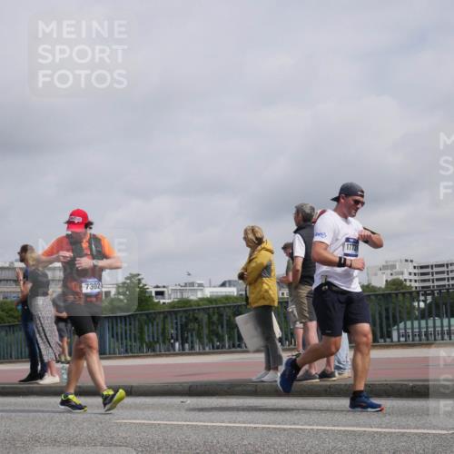 29.06.2025 - hella hamburg halbmarathon Luisa Fischer http://msf.ph/oto/8501707 29.06.2025 10:08:54 Kennedybrücke 7302, 17731, 2288, 3461, 5762, 7302, 8894, 9339, 9477, 10343, 10791 meine-sportfotos.de