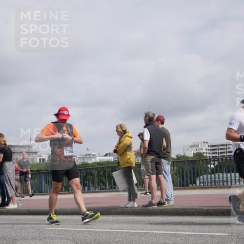29.06.2025 - hella hamburg halbmarathon Luisa Fischer http://msf.ph/oto/8501710 29.06.2025 10:08:54 Kennedybrücke 7302, 17731, 2288, 3461, 5762, 7302, 8894, 9339, 9477, 10343, 10791 meine-sportfotos.de