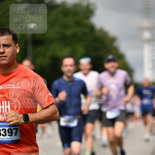 29.06.2025 - hella hamburg halbmarathon Dr. Thomas Lammeyer http://msf.ph/oto/8501713 29.06.2025 10:25:14 Kennedybrücke 1028, 1266, 1658, 2101, 2325, 2383, 2923, 2956, 2986, 3161, 3247, 3434, 3781, 3813, 4082, 4350, 5041, 5625, 5767, 5811, 5812, 6275, 6308, 7018, 7608, 8113, 8146, 8724, 8726, 8844, 9100, 9108, 9501, 9981, 10050, 10350, 10585, 10602, 11145 meine-sportfotos.de