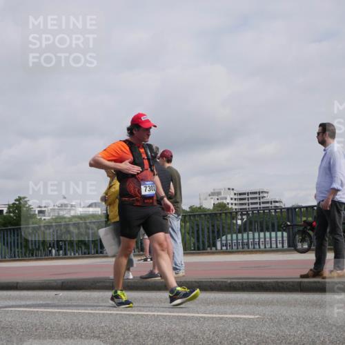 29.06.2025 - hella hamburg halbmarathon Luisa Fischer http://msf.ph/oto/8501716 29.06.2025 10:08:55 Kennedybrücke 7302, 1229, 1842, 2288, 3461, 5762, 7302, 8049, 8894, 9477, 10343, 10791 meine-sportfotos.de