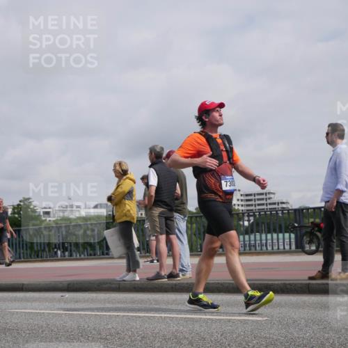 29.06.2025 - hella hamburg halbmarathon Luisa Fischer http://msf.ph/oto/8501722 29.06.2025 10:08:56 Kennedybrücke 7302, 1229, 1842, 5762, 7302, 8049, 8894, 9477, 10343, 10791 meine-sportfotos.de