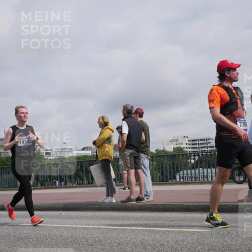 29.06.2025 - hella hamburg halbmarathon Luisa Fischer http://msf.ph/oto/8501725 29.06.2025 10:08:56 Kennedybrücke 10343, 7302, 1229, 1842, 5762, 7302, 8049, 8894, 9477, 10343, 10791 meine-sportfotos.de