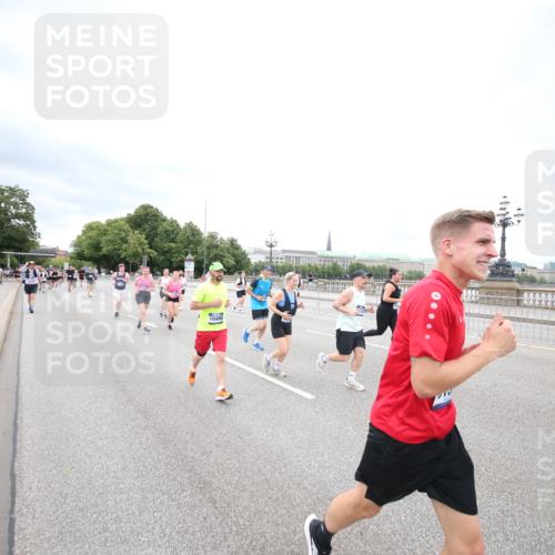 29.06.2025 - hella hamburg halbmarathon Jannik Wohlers http://msf.ph/oto/8501726 29.06.2025 10:58:05 Lombardsbrücke 1326, 1646, 1845, 2449, 3540, 3868, 5159, 5655, 5732, 5988, 6010, 6927, 7617, 7664, 7870, 7933, 8592, 8701, 9123, 9225, 9239, 9636, 9889, 9960, 10473, 10498, 11708, 12023, 12024, 12310, 12433, 12968, 13355, 13356, 13547, 13784, 13855, 14584, 14935, 15926, 16048, 16104, 16408, 16561, 16878, 16906, 16998, 17036, 17227, 17228, 17480, 18822, 19183 meine-sportfotos.de