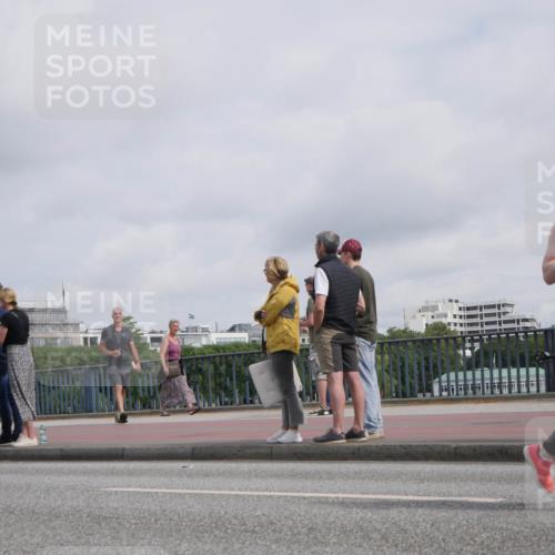 29.06.2025 - hella hamburg halbmarathon Luisa Fischer http://msf.ph/oto/8501734 29.06.2025 10:08:57 Kennedybrücke 10791, 8049, 10343, 1229, 1842, 5762, 7302, 8049, 8894, 9477, 9917, 10343, 10791 meine-sportfotos.de