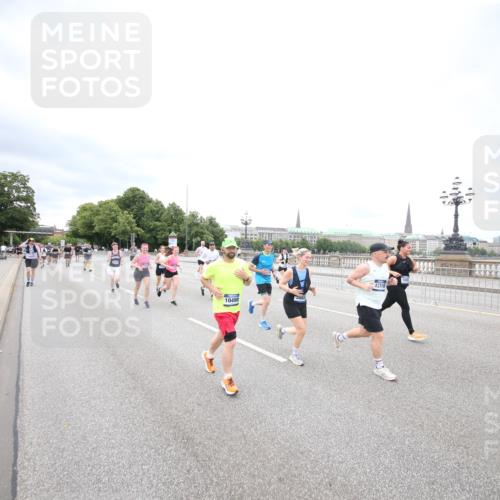 29.06.2025 - hella hamburg halbmarathon Jannik Wohlers http://msf.ph/oto/8501735 29.06.2025 10:58:06 Lombardsbrücke 1326, 1646, 1845, 2449, 3540, 3868, 5159, 5655, 5732, 5988, 6010, 6927, 7617, 7870, 7933, 8592, 8701, 9123, 9225, 9239, 9563, 9636, 9889, 9960, 10473, 10498, 11708, 12023, 12024, 12310, 12433, 12968, 13355, 13356, 13547, 13784, 13855, 14584, 14935, 15926, 16104, 16408, 16561, 16878, 16906, 16998, 17036, 17164, 17165, 17227, 17228, 17480, 18822, 19183 meine-sportfotos.de