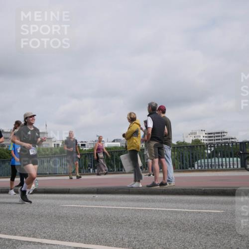 29.06.2025 - hella hamburg halbmarathon Luisa Fischer http://msf.ph/oto/8501739 29.06.2025 10:08:58 Kennedybrücke 10998, 1079, 1229, 1842, 5762, 7302, 8049, 8894, 9477, 9917, 10343, 10791 meine-sportfotos.de