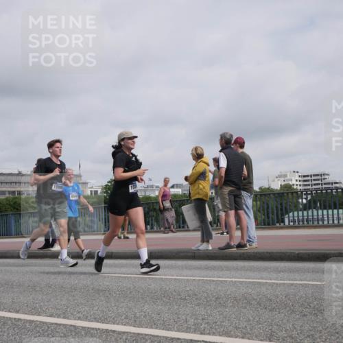 29.06.2025 - hella hamburg halbmarathon Luisa Fischer http://msf.ph/oto/8501742 29.06.2025 10:08:58 Kennedybrücke 5762, 10998, 8049, 107, 1229, 1842, 5762, 7302, 8049, 8894, 9477, 9917, 10343, 10791 meine-sportfotos.de