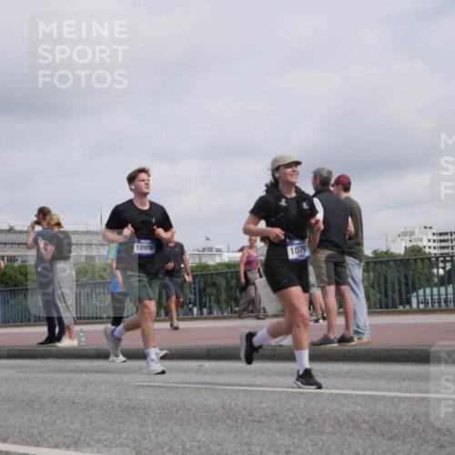 29.06.2025 - hella hamburg halbmarathon Luisa Fischer http://msf.ph/oto/8501745 29.06.2025 10:08:59 Kennedybrücke 5762, 10998, 1079, 1229, 1842, 5762, 7302, 8049, 8894, 9477, 9917, 10343, 10791 meine-sportfotos.de