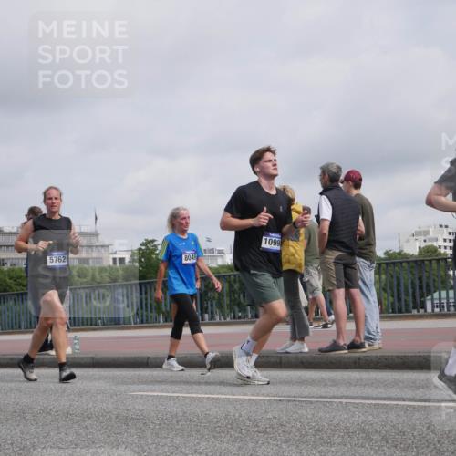 29.06.2025 - hella hamburg halbmarathon Luisa Fischer http://msf.ph/oto/8501749 29.06.2025 10:08:59 Kennedybrücke 5762, 8049, 1099, 10, 1229, 1842, 5762, 7302, 8049, 8894, 9477, 9917, 10343, 10791 meine-sportfotos.de