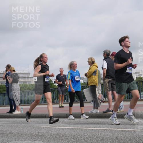 29.06.2025 - hella hamburg halbmarathon Luisa Fischer http://msf.ph/oto/8501755 29.06.2025 10:09:00 Kennedybrücke 576, 8049, 1099, 1229, 1842, 5762, 7302, 8049, 8894, 8909, 9477, 9917, 10343, 10791 meine-sportfotos.de
