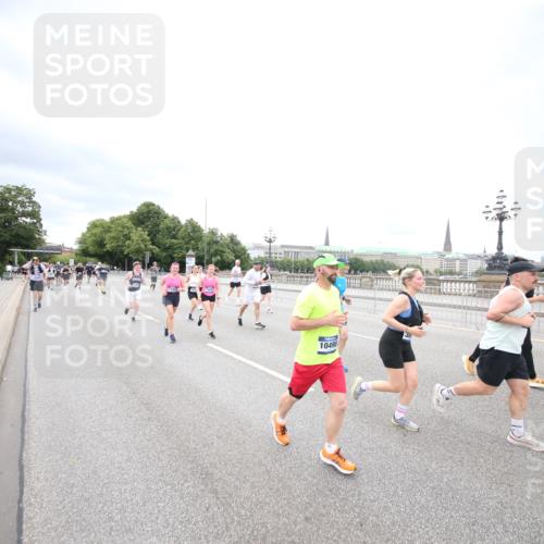 29.06.2025 - hella hamburg halbmarathon Jannik Wohlers http://msf.ph/oto/8501757 29.06.2025 10:58:06 Lombardsbrücke 1326, 1646, 1845, 2449, 3540, 3868, 5159, 5655, 5732, 5988, 6010, 6927, 7617, 7870, 7933, 8592, 8701, 9123, 9225, 9239, 9563, 9636, 9889, 9960, 10473, 10498, 11708, 12023, 12024, 12310, 12433, 12968, 13355, 13356, 13547, 13784, 13855, 14584, 14935, 15926, 16104, 16408, 16561, 16878, 16906, 16998, 17036, 17164, 17165, 17227, 17228, 17480, 18822, 19183 meine-sportfotos.de
