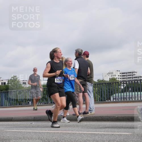 29.06.2025 - hella hamburg halbmarathon Luisa Fischer http://msf.ph/oto/8501759 29.06.2025 10:09:00 Kennedybrücke 8049, 5762, 1229, 1842, 5762, 7302, 8049, 8894, 8909, 9477, 9917, 10343, 10791 meine-sportfotos.de