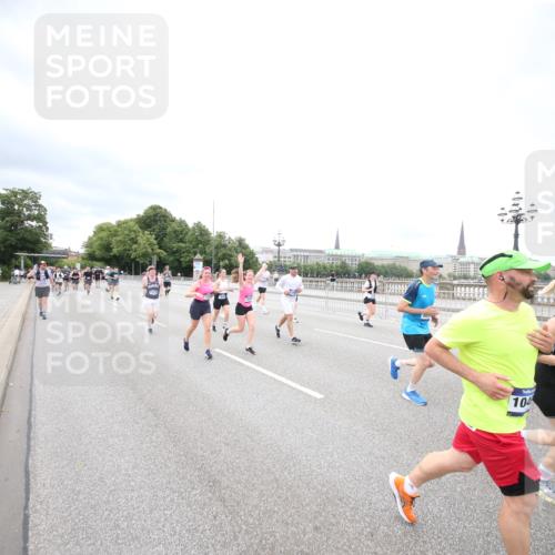29.06.2025 - hella hamburg halbmarathon Jannik Wohlers http://msf.ph/oto/8501766 29.06.2025 10:58:06 Lombardsbrücke 1326, 1646, 1845, 2449, 3540, 3868, 5159, 5655, 5732, 5988, 6010, 6927, 7617, 7870, 7933, 8592, 8701, 9123, 9225, 9239, 9563, 9636, 9889, 9960, 10473, 10498, 11708, 12023, 12024, 12310, 12433, 12968, 13355, 13356, 13547, 13784, 13855, 14584, 14935, 15926, 16104, 16408, 16561, 16878, 16906, 16998, 17036, 17164, 17165, 17227, 17228, 17480, 18822, 19183 meine-sportfotos.de
