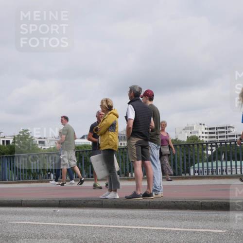 29.06.2025 - hella hamburg halbmarathon Luisa Fischer http://msf.ph/oto/8501767 29.06.2025 10:09:02 Kennedybrücke 9477, 804, 1229, 1842, 5762, 8049, 8894, 8909, 9477, 9917, 10791 meine-sportfotos.de