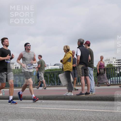29.06.2025 - hella hamburg halbmarathon Luisa Fischer http://msf.ph/oto/8501772 29.06.2025 10:09:02 Kennedybrücke 8894, 9477, 1229, 1842, 5762, 8049, 8894, 8909, 9477, 9917, 10791 meine-sportfotos.de