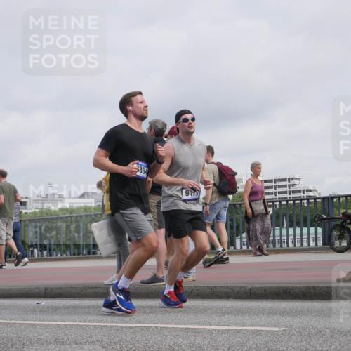 29.06.2025 - hella hamburg halbmarathon Luisa Fischer http://msf.ph/oto/8501779 29.06.2025 10:09:03 Kennedybrücke 3894, 9477, 1229, 1842, 5762, 8049, 8894, 8909, 9477, 9917 meine-sportfotos.de