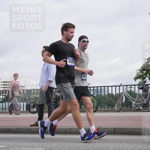 29.06.2025 - hella hamburg halbmarathon Luisa Fischer http://msf.ph/oto/8501784 29.06.2025 10:09:04 Kennedybrücke 8894, 9477, 1229, 1842, 4169, 8049, 8894, 8909, 9477, 9917 meine-sportfotos.de