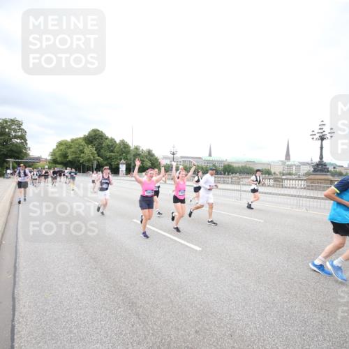 29.06.2025 - hella hamburg halbmarathon Jannik Wohlers http://msf.ph/oto/8501803 29.06.2025 10:58:07 Lombardsbrücke 1326, 1646, 1845, 2449, 3540, 3868, 4225, 5159, 5655, 5732, 5988, 6010, 6927, 7870, 7933, 7967, 8592, 8701, 9123, 9225, 9239, 9563, 9889, 9960, 10473, 10498, 11708, 12023, 12024, 12310, 12968, 13355, 13356, 13547, 13784, 13855, 14584, 14935, 15926, 16104, 16408, 16561, 16878, 16906, 16998, 17036, 17164, 17165, 17227, 17228, 17323, 17480, 17874, 18822, 19183 meine-sportfotos.de
