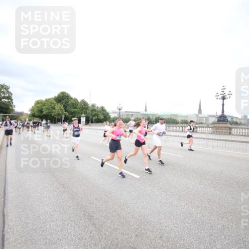 29.06.2025 - hella hamburg halbmarathon Jannik Wohlers http://msf.ph/oto/8501823 29.06.2025 10:58:07 Lombardsbrücke 1326, 1646, 1845, 2449, 3540, 3868, 4225, 5159, 5655, 5732, 5988, 6010, 6927, 7870, 7933, 7967, 8592, 8701, 9123, 9225, 9239, 9563, 9889, 9960, 10473, 10498, 11708, 12023, 12024, 12310, 12968, 13355, 13356, 13547, 13784, 13855, 14584, 14935, 15926, 16104, 16408, 16561, 16878, 16906, 16998, 17036, 17164, 17165, 17227, 17228, 17323, 17480, 17874, 18822, 19183 meine-sportfotos.de