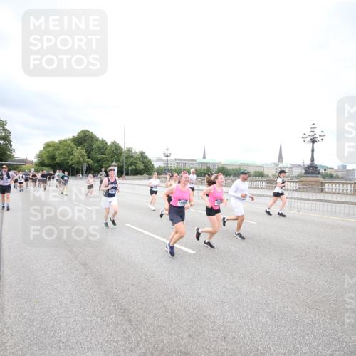 29.06.2025 - hella hamburg halbmarathon Jannik Wohlers http://msf.ph/oto/8501840 29.06.2025 10:58:07 Lombardsbrücke 1326, 1646, 1845, 2449, 3540, 3868, 4225, 5159, 5655, 5732, 5988, 6010, 6927, 7870, 7933, 7967, 8592, 8701, 9123, 9225, 9239, 9563, 9889, 9960, 10473, 10498, 11708, 12023, 12024, 12310, 12968, 13355, 13356, 13547, 13784, 13855, 14584, 14935, 15926, 16104, 16408, 16561, 16878, 16906, 16998, 17036, 17164, 17165, 17227, 17228, 17323, 17480, 17874, 18822, 19183 meine-sportfotos.de