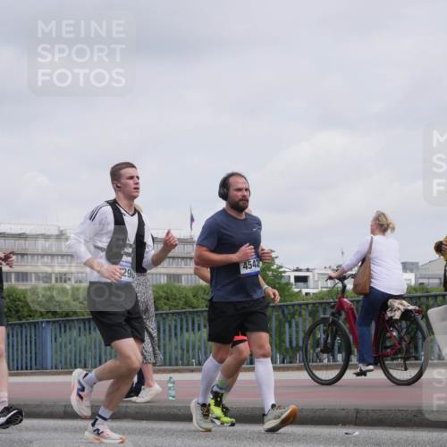 29.06.2025 - hella hamburg halbmarathon Luisa Fischer http://msf.ph/oto/8501876 29.06.2025 10:09:22 Kennedybrücke 1644, 29, 4542, 1830, 4542, 5431, 8290, 8744, 10214, 10781 meine-sportfotos.de