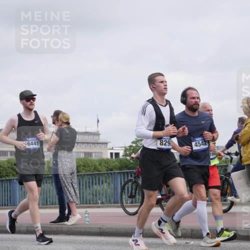 29.06.2025 - hella hamburg halbmarathon Luisa Fischer http://msf.ph/oto/8501879 29.06.2025 10:09:23 Kennedybrücke 6441, 829, 4542, 1668, 1830, 4542, 5431, 8290, 8744, 10214 meine-sportfotos.de
