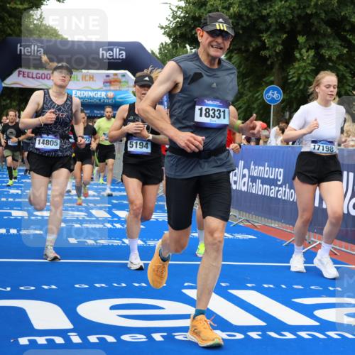 29.06.2025 - hella hamburg halbmarathon Strokosch-Dieckow http://msf.ph/oto/8501881 29.06.2025 10:52:46 Ziel 1257, 1258, 1657, 2099, 2287, 2444, 2814, 2910, 3999, 4557, 4558, 5077, 5116, 5169, 5194, 7475, 8172, 8720, 8955, 9065, 9163, 9869, 10724, 10811, 11217, 11459, 11992, 12482, 14122, 14198, 14286, 14805, 16467, 17198, 18331, 19244 meine-sportfotos.de