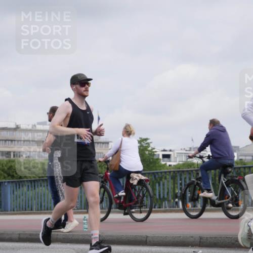29.06.2025 - hella hamburg halbmarathon Luisa Fischer http://msf.ph/oto/8501883 29.06.2025 10:09:23 Kennedybrücke 295, 1830, 4542, 5431, 8290, 8744, 10214 meine-sportfotos.de