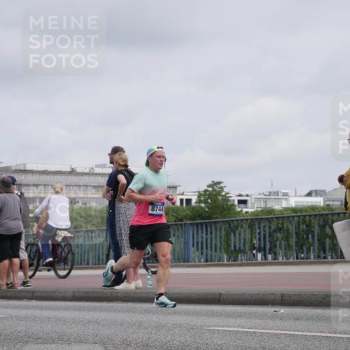 29.06.2025 - hella hamburg halbmarathon Luisa Fischer http://msf.ph/oto/8501893 29.06.2025 10:09:25 Kennedybrücke 214, 8744, 1830, 1936, 4542, 5431, 8290, 8744, 10214 meine-sportfotos.de
