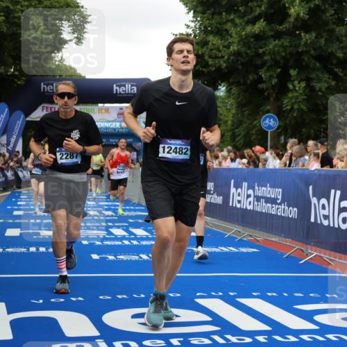 29.06.2025 - hella hamburg halbmarathon Strokosch-Dieckow http://msf.ph/oto/8501896 29.06.2025 10:52:43 Ziel 1657, 2287, 2346, 2444, 2670, 2814, 2910, 3952, 3999, 5077, 5116, 5169, 5194, 7475, 8172, 9065, 9163, 9869, 10115, 10811, 11217, 11459, 11689, 11992, 12450, 12482, 13051, 14122, 14198, 14286, 14805, 16467, 17198, 18331, 19244 meine-sportfotos.de
