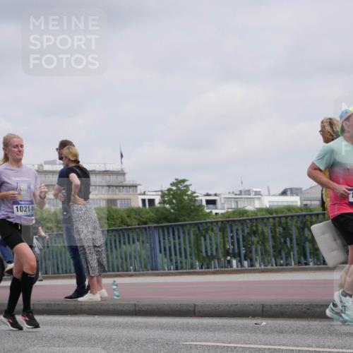 29.06.2025 - hella hamburg halbmarathon Luisa Fischer http://msf.ph/oto/8501903 29.06.2025 10:09:25 Kennedybrücke 10214, 8744, 1830, 1936, 4542, 5431, 8290, 8744, 10214 meine-sportfotos.de